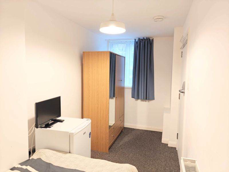 Single Room in Queens Park